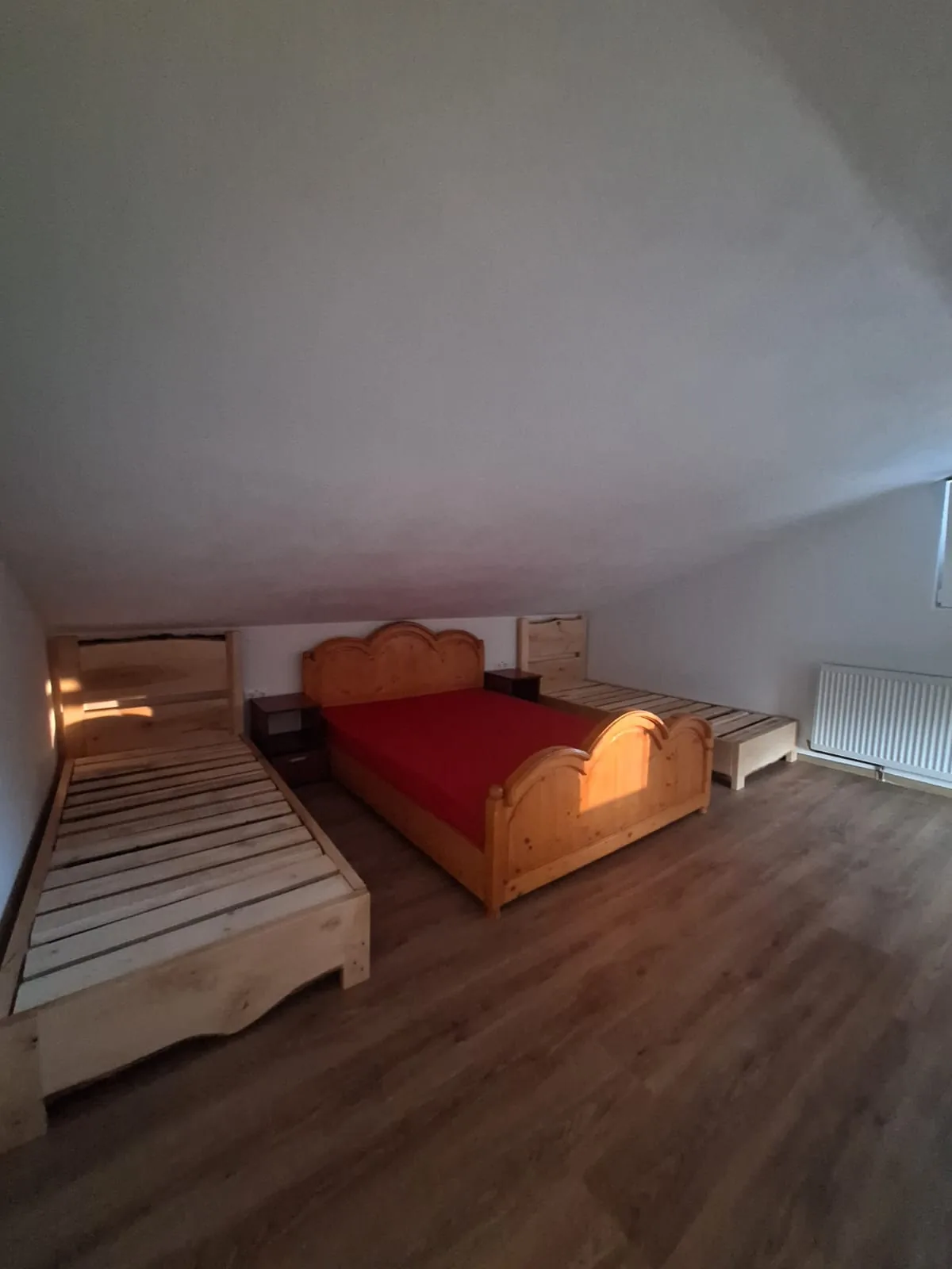 Meleg tónusú, többágyas vendégházi szoba