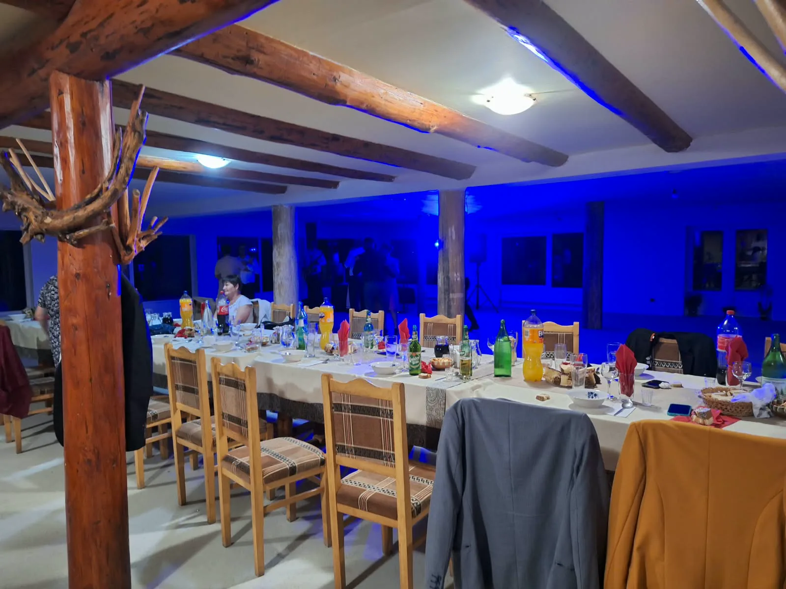 Megterített rendezvényterem fa gerendákkal
