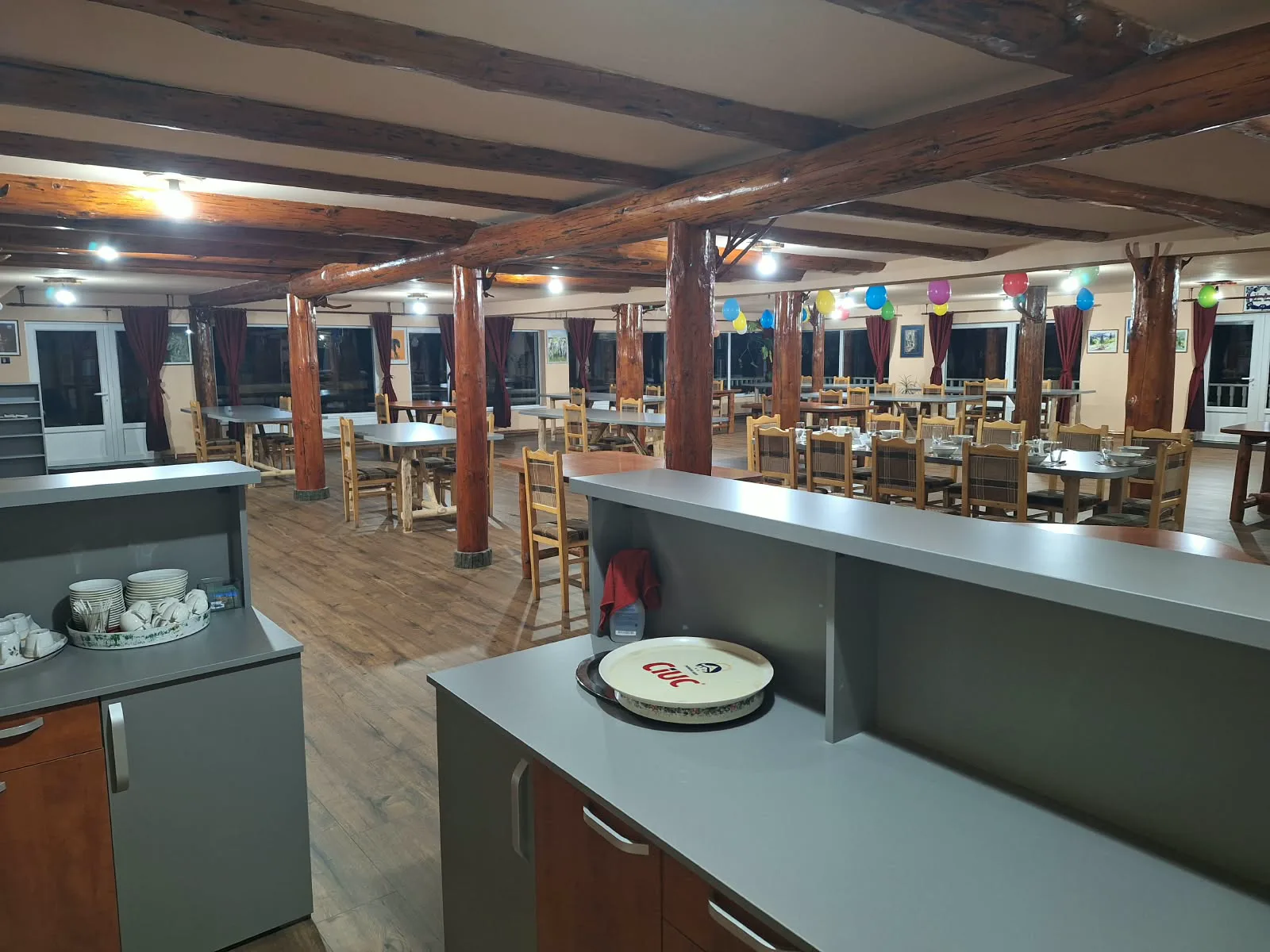 Rendezvényterem kiszolgálópulttal