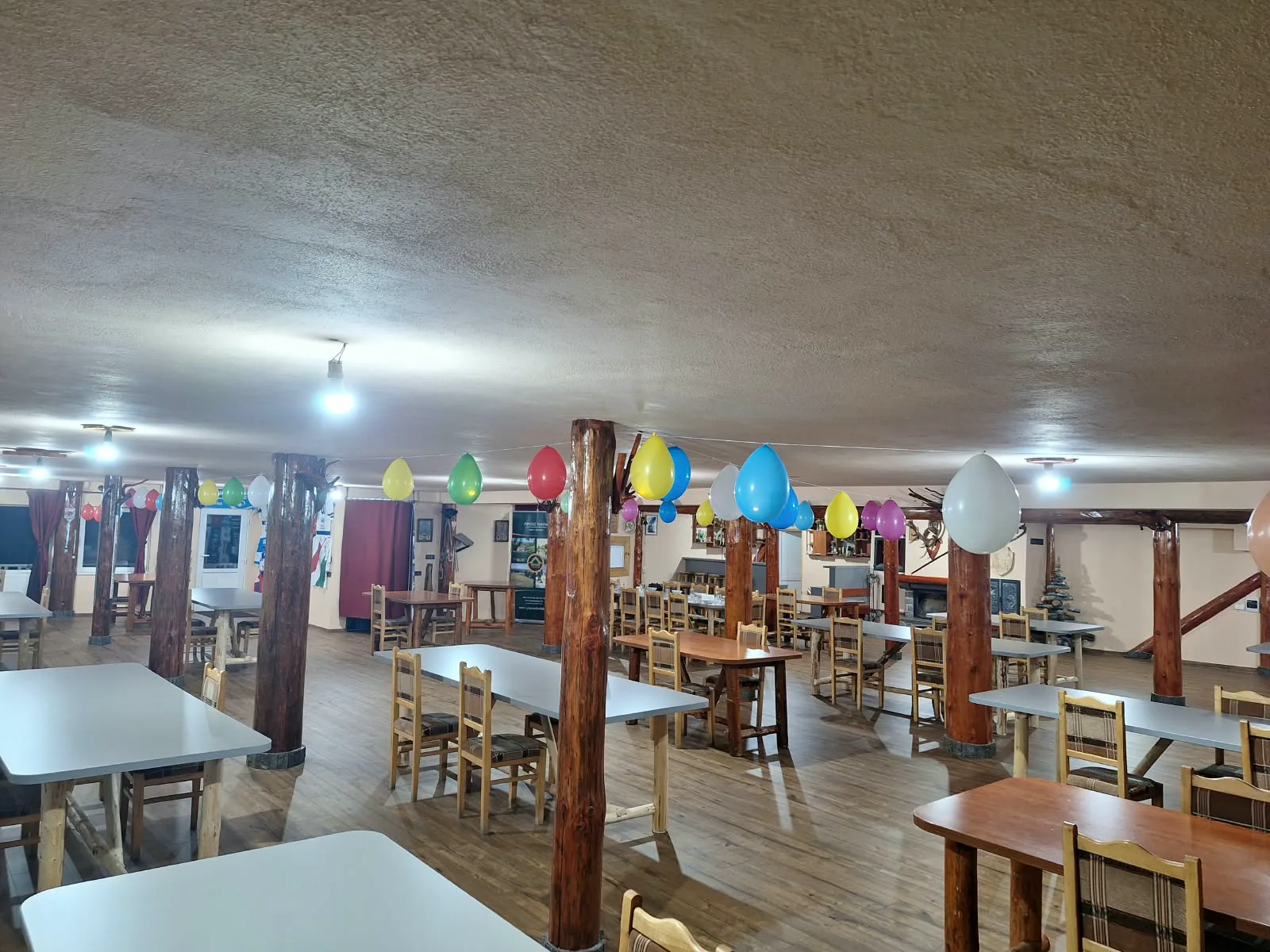 Tágas faoszlopos rendezvényterem