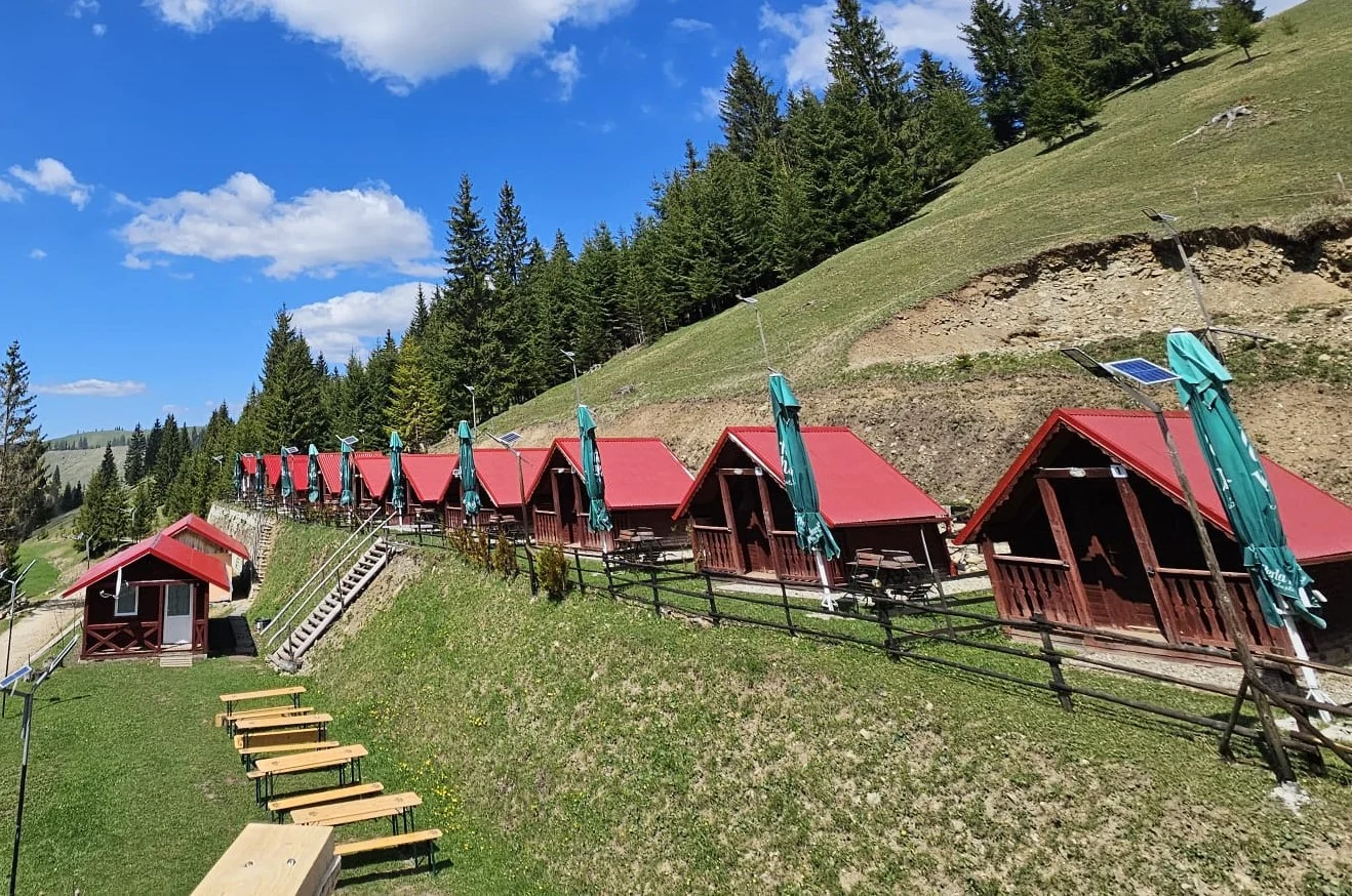 Kisházak a nyári gyimesi hegyoldalban