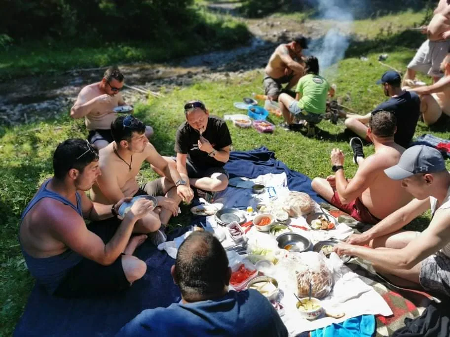Gyalogtúra és közös szabadtéri pihenő a gyimesi hegyekben