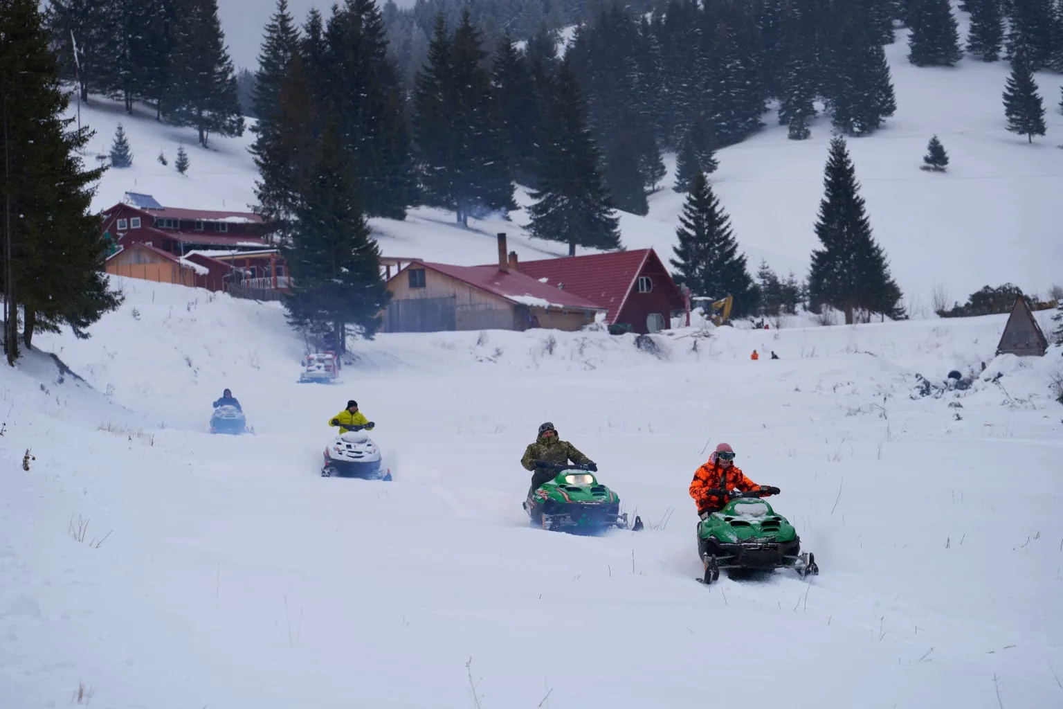Motorosszán a havas gyimesi hegyekben