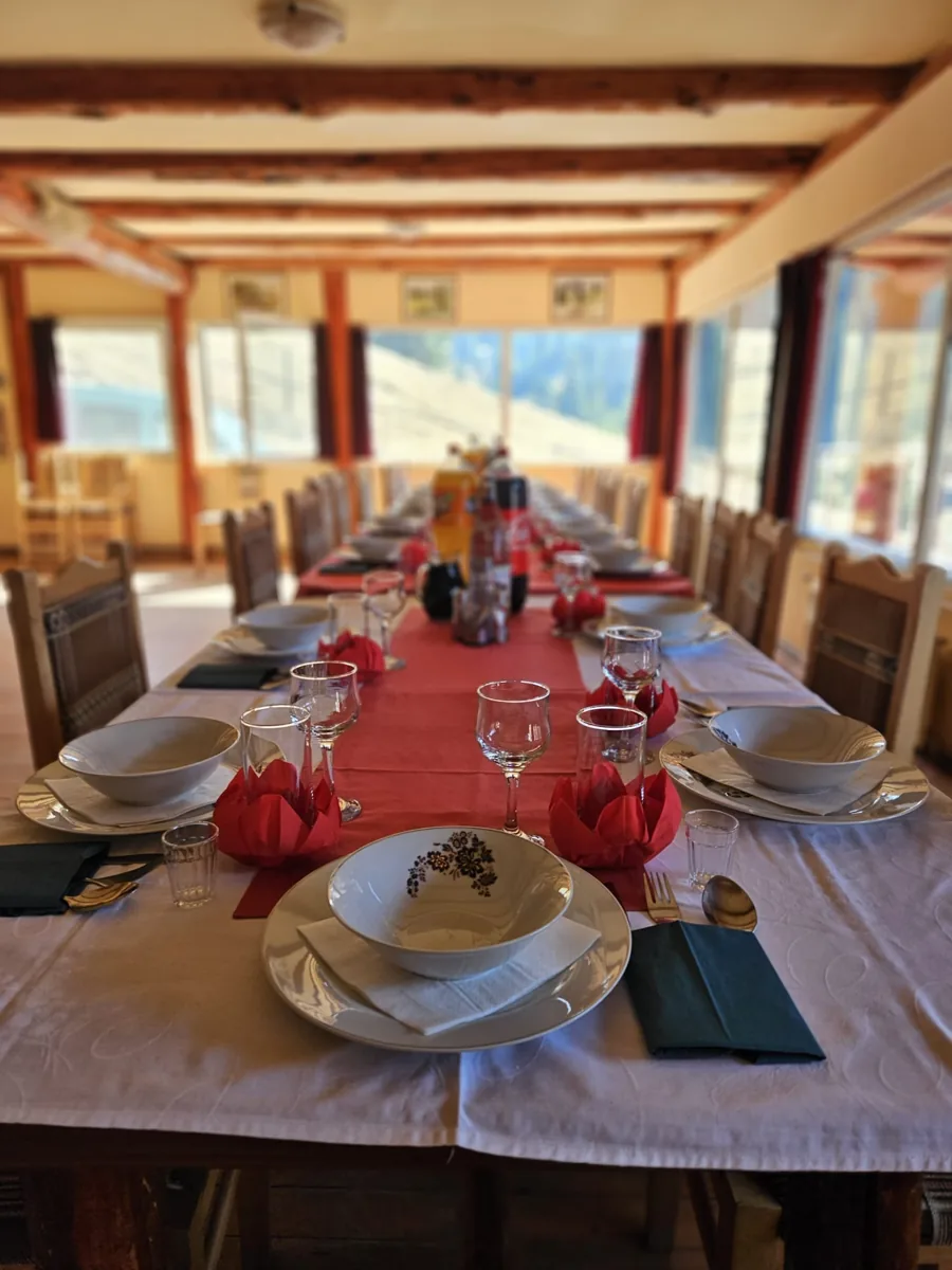Megterített hosszú étkezőasztal